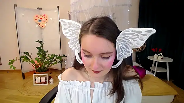 Snapshot of CloudGrace chatting on 02/19/25, 03:17 CloudGrace online show from 02/19/25, 03:17