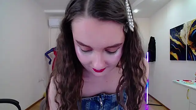 Snapshot of CloudGrace chatting on 02/25/25, 12:25 CloudGrace online show from 02/25/25, 12:25