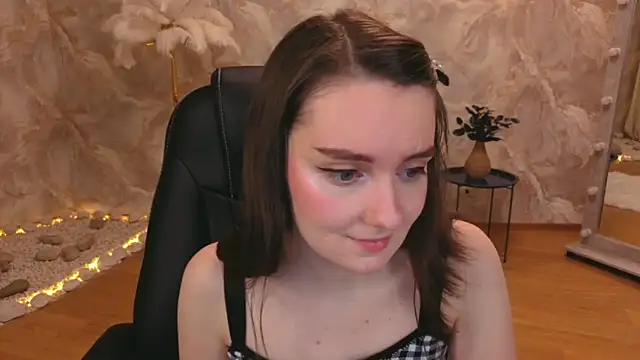 Snapshot of CloudGrace chatting on 11/24/25, 06:18 CloudGrace online show from 11/24/25, 06:18