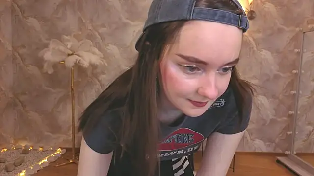 Snapshot of CloudGrace chatting on 11/30/25, 03:21 CloudGrace online show from 11/30/25, 03:21