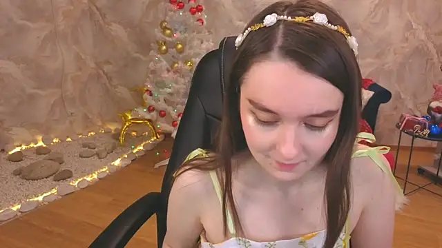 Snapshot of CloudGrace chatting on 12/21/25, 03:13 CloudGrace online show from 12/21/25, 03:13