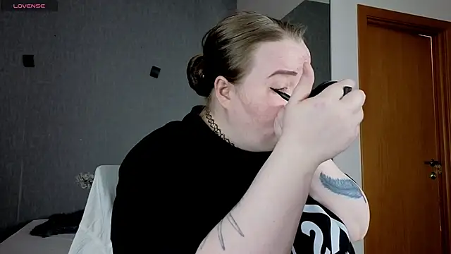 EMMA  CONNOR online show from 09/28/25, 10:42