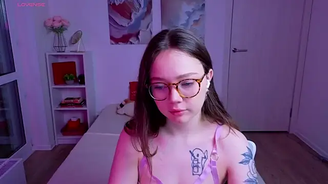 Snapshot of MilenaSaint chatting on 10/14/25, 04:24 MilenaSaint online show from 10/14/25, 04:24