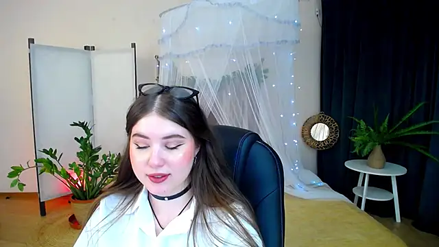 NicoleFoxery online show from 02/07/25, 12:20