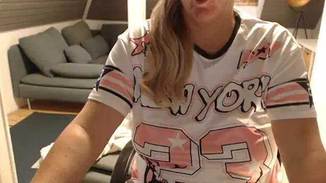 Snapshot of KimMitchelli chatting on 12/17/25, 12:11 KimMitchelli online show from 12/17/25, 12:11