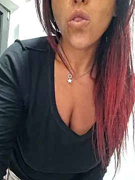 Snapshot of allyson22andy chatting on 11/21/25, 01:10 allyson22andy online show from 11/21/25, 01:10