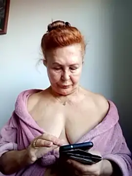 Hottie-Mom online show from 10/31/25, 08:48