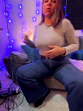 Snapshot of nurse_becky chatting on 12/15/25, 11:09 nurse becky online show from 12/15/25, 11:09