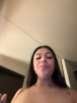 Snapshot of Alyshanon18 chatting on 01/08/25, 09:42 Alyshanon18 online show from 01/08/25, 09:42