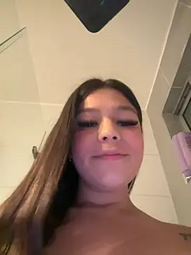 Snapshot of Alyshanon18 chatting on 02/06/25, 08:50 Alyshanon18 online show from 02/06/25, 08:50