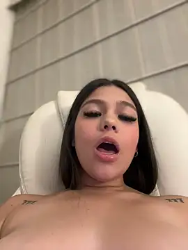 Snapshot of Alyshanon18 chatting on 02/15/25, 04:47 Alyshanon18 online show from 02/15/25, 04:47