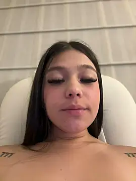 Snapshot of Alyshanon18 chatting on 02/22/25, 02:39 Alyshanon18 online show from 02/22/25, 02:39