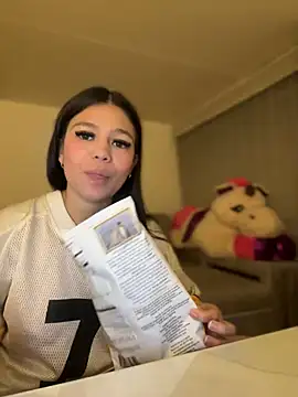 Snapshot of Alyshanon18 chatting on 03/21/25, 04:39 Alyshanon18 online show from 03/21/25, 04:39