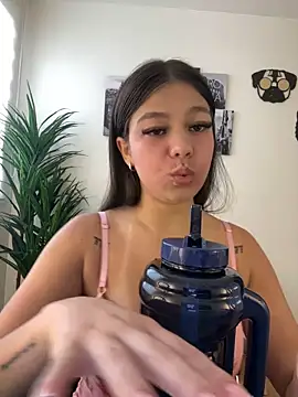 Snapshot of Alyshanon18 chatting on 10/31/25, 03:35 Alyshanon18 online show from 10/31/25, 03:35