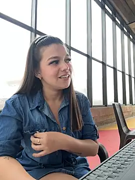 Snapshot of Alyshanon18 chatting on 12/04/25, 06:16 Alyshanon18 online show from 12/04/25, 06:16