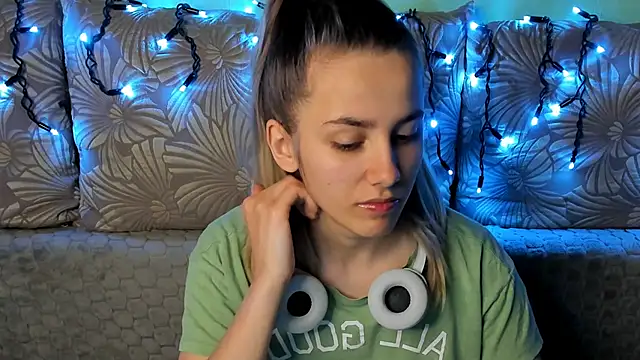 MaggieCake online show from 12/15/25, 03:11