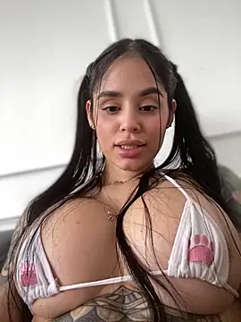 LaraHenao online show from 02/03/25, 01:08