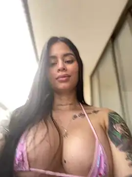 LaraHenao online show from 02/10/25, 01:22