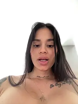 LaraHenao online show from 02/11/25, 04:13