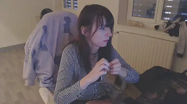 Snapshot of missthon0 chatting on 12/18/24, 04:17 missthon0 online show from 12/18/24, 04:17