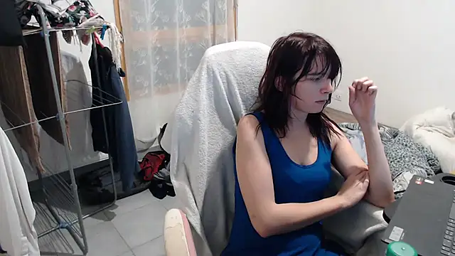 Snapshot of missthon0 chatting on 11/06/25, 10:27 missthon0 online show from 11/06/25, 10:27