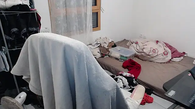 Snapshot of missthon0 chatting on 11/10/25, 11:42 missthon0 online show from 11/10/25, 11:42