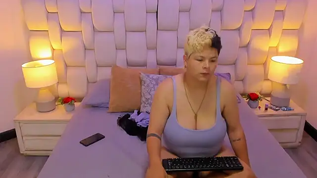 MiaYMolly online show from 12/05/25, 06:55