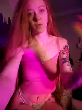 Snapshot of LucidLucy chatting on 01/08/25, 11:32 LucidLucy online show from 01/08/25, 11:32