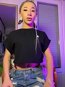 Snapshot of Littlebunny21 chatting on 10/24/25, 08:05 Littlebunny21 online show from 10/24/25, 08:05