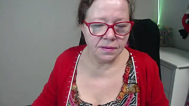 Snapshot of Adelewildx chatting on 02/26/25, 04:03 Adelewildx online show from 02/26/25, 04:03