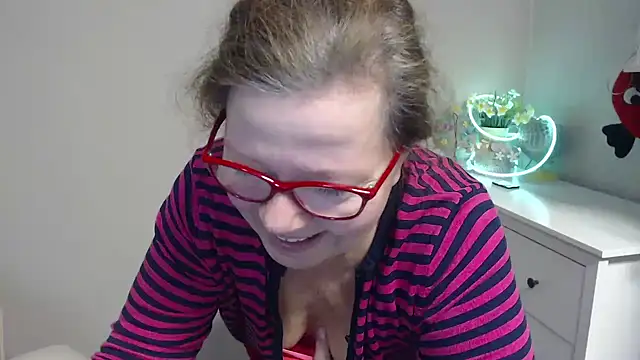 Snapshot of Adelewildx chatting on 03/03/25, 04:03 Adelewildx online show from 03/03/25, 04:03