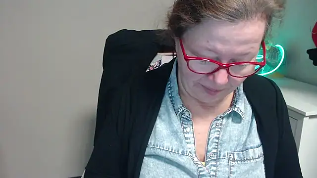 Snapshot of Adelewildx chatting on 03/04/25, 04:06 Adelewildx online show from 03/04/25, 04:06