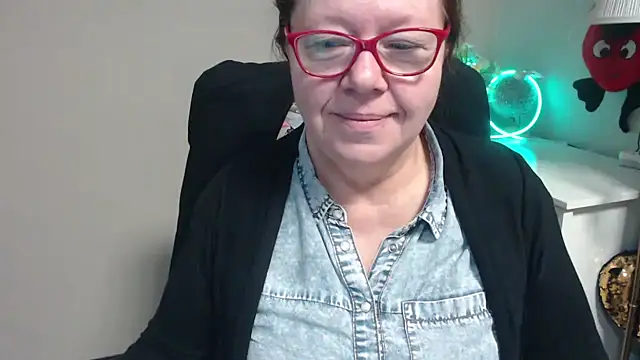 Snapshot of Adelewildx chatting on 03/17/25, 04:29 Adelewildx online show from 03/17/25, 04:29