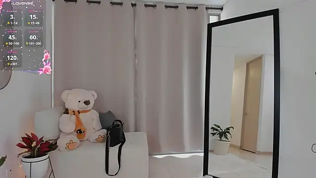 roxie gates  online show from 10/10/25, 06:29