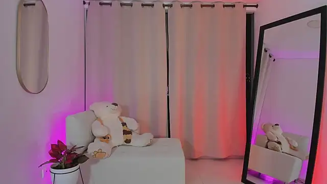 roxie gates  online show from 10/19/25, 04:35