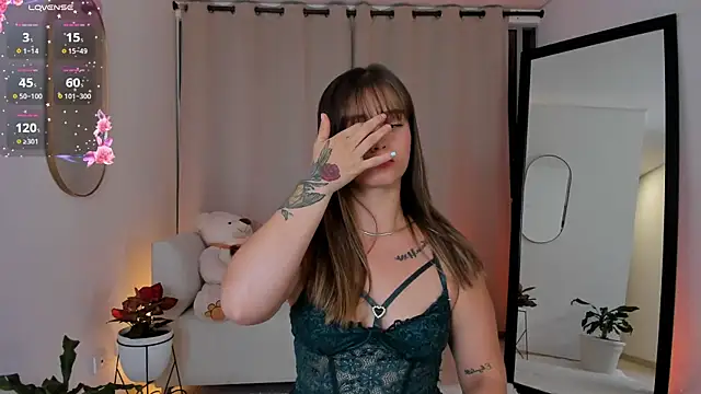 roxie gates  online show from 11/12/25, 12:55