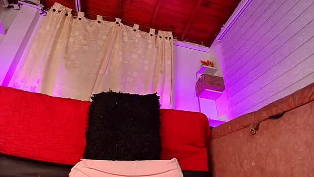 Snapshot of emyli_sw_ chatting on 02/08/25, 09:35 emyli sw online show from 02/08/25, 09:35