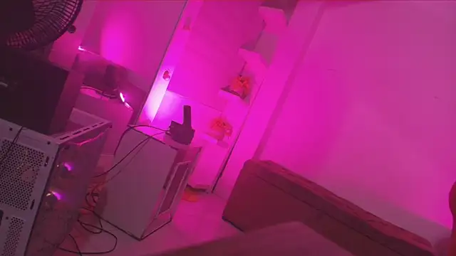 Snapshot of emyli_sw_ chatting on 10/11/25, 03:06 emyli sw online show from 10/11/25, 03:06