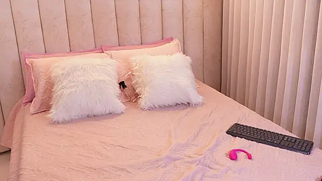 Snapshot of emyli_sw_ chatting on 11/09/25, 03:38 emyli sw online show from 11/09/25, 03:38