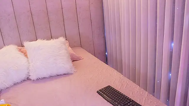 Snapshot of emyli_sw_ chatting on 11/12/25, 03:07 emyli sw online show from 11/12/25, 03:07