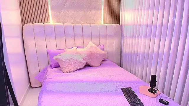 Snapshot of emyli_sw_ chatting on 11/21/25, 03:05 emyli sw online show from 11/21/25, 03:05