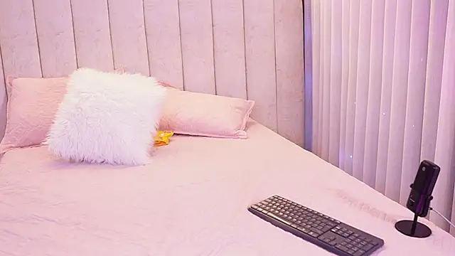 Snapshot of emyli_sw_ chatting on 12/15/25, 03:11 emyli sw online show from 12/15/25, 03:11