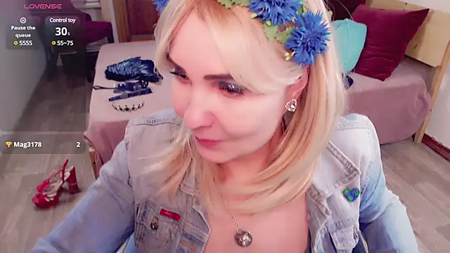 Snapshot of _unique_cam_ chatting on 02/02/25, 12:02  unique cam  online show from 02/02/25, 12:02