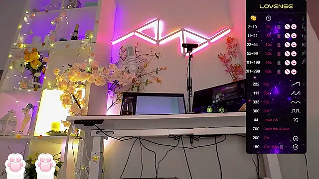 Elena-Marilyn online show from 04/22/26, 08:43