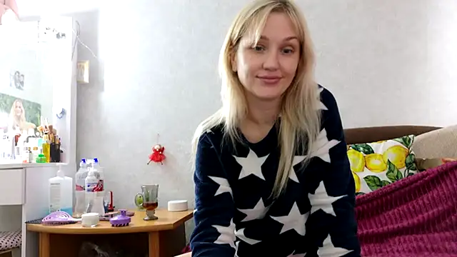 Snapshot of ModelEva chatting on 10/19/25, 08:15 ModelEva online show from 10/19/25, 08:15