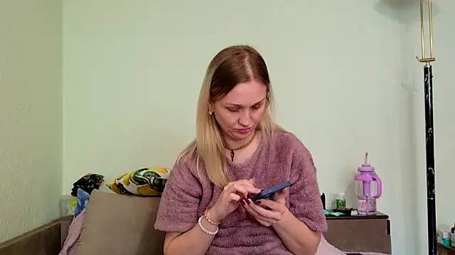 ModelEva online show from 04/17/26, 10:29
