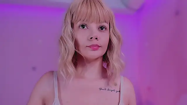 Snapshot of bella_adams_ chatting on 02/13/25, 07:52 bella adams online show from 02/13/25, 07:52