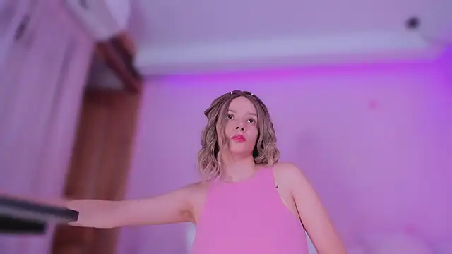 Snapshot of bella_adams_ chatting on 03/06/25, 10:47 bella adams online show from 03/06/25, 10:47