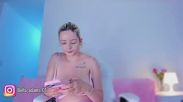 Snapshot of bella_adams_ chatting on 11/03/25, 12:02 bella adams online show from 11/03/25, 12:02