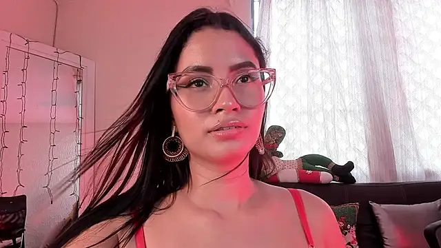 Snapshot of PaulinaBelushi chatting on 12/18/24, 06:46 PaulinaBelushi online show from 12/18/24, 06:46